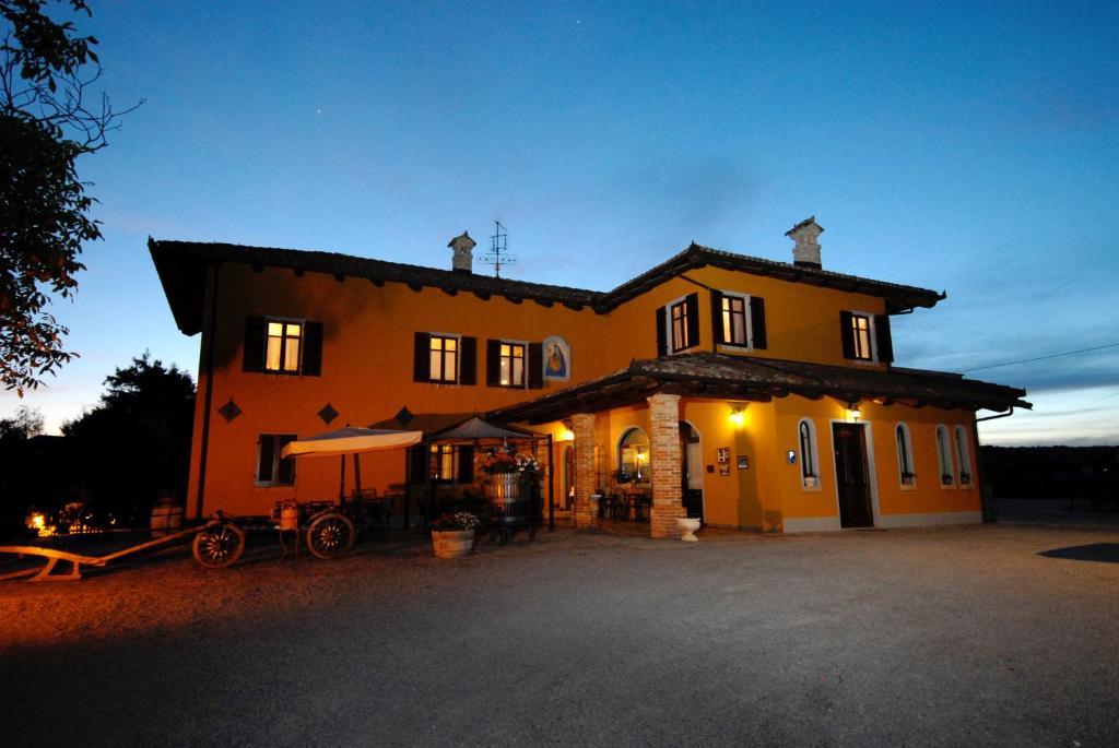 Agriturismo Ca' Brusa Pension Monforte dʼAlba Buitenkant foto